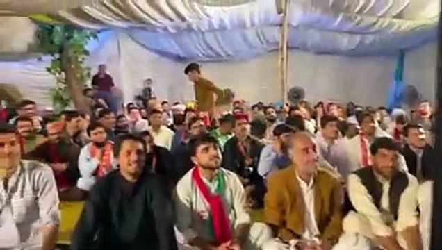 دلیری کدھر سے آتی ہے؟ عمران خان نے اپنی ذاتی زندگی کا واقع سنا کر کارکنان کا لہو گرما دیا | Public News | Breaking News | Pakistan News