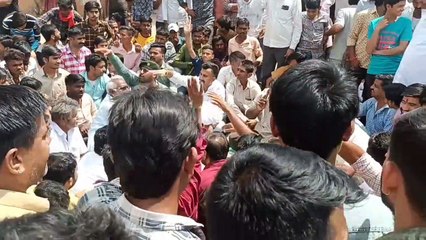 महिला डिप्टी की रोकी कार, पानी फेंका तो ​पुलिस ने बरसाए डंडे