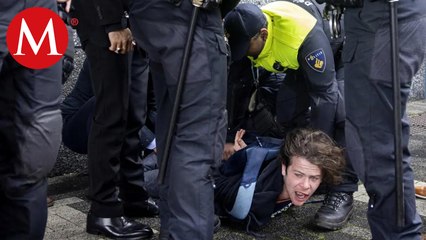 Detienen a dos manifestantes durante visita de Macron a la Universidad de Ámsterdam