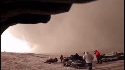 Des volcanologues se retrouvent sous une pluie de cendre en pleine éruption