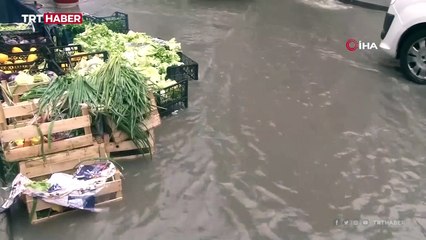 Küçükçekmece'de sağanak nedeniyle yollar göle döndü