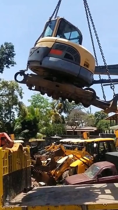 mobile crane lift up excavator