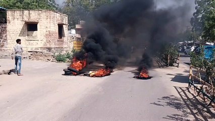 महिला पुलिस अ​धिकारी पर फेंका पानी तो हुई डंडों की बारिश