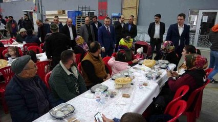 Ezine Belediyesi 9 bin kişilik iftar verdi
