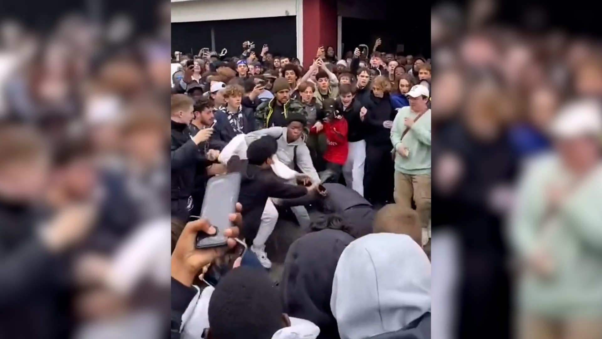 Paris : mouvements de foule, malaises, violence… La vente sauvage de  baskets Nike vire au chaos - Vidéo Dailymotion