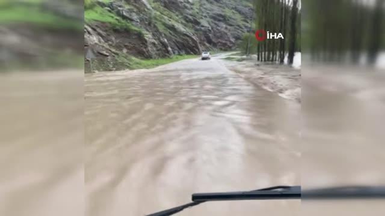 Şemdinli-Derecik karayolu sel nedeniyle kapatıldı