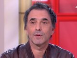 “Ma loge c’est le couloir de la mort”: Samuel Benchetrit anxieux avant de monter sur scène avec sa femme Vanessa Paradis