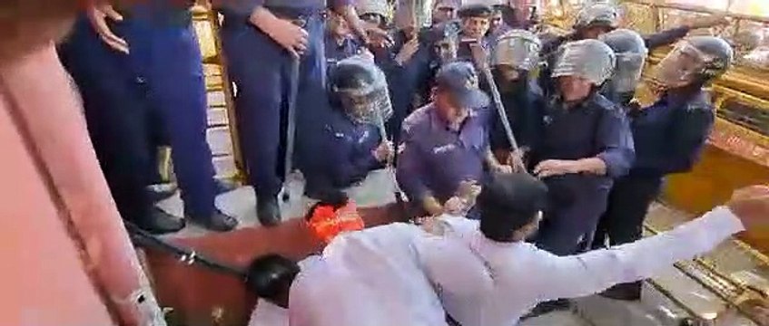 भाजपाइयों का कलक्ट्रेट पर प्रदर्शन, धक्का-मुक्की और पुलिस के बल प्रयोग से विधायक नाले पर गिरे, देखे वीडियों