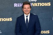 La madre de Jeremy Renner quiere quemar en la hoguera el quitanieves que casi mata al actor.