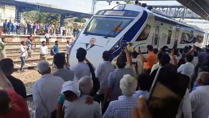 वंदेभारत एक्सप्रेस ...  अलवर में स्वागत को उमड़े लोग