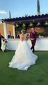 Novia comparte un momento de su boda con su mejor amiga