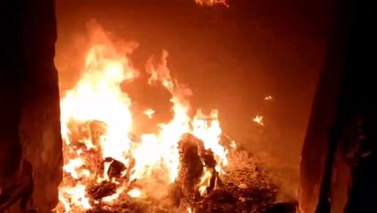 खण्डहर में लगी आग, संकरी गली में नहीं घुस सकी दमकल