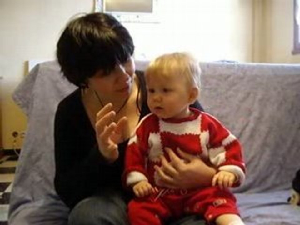 Eléa et sa maman chantent