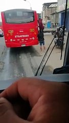 Ladrones roban por la ventana de un bus