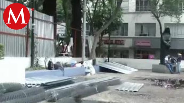 Elementos de la Secretaría Ciudadana retiran las vallas colocadas en la Plaza Giordano Bruno