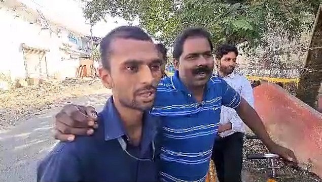 कपड़ा फैक्ट्री में कामगार: आठ घंटे की पगार में 12 घंटे कराते काम