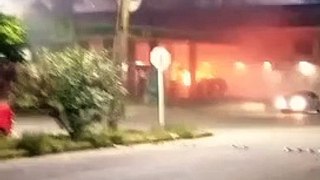 Arde en llamas una camioneta en la Manuel Ávila Camacho de Coatzacoalcos; a su chofer se le ocurrió llevarla con todo y fuego a una gasolinera