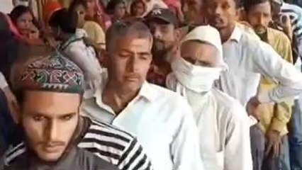 मुरादाबाद:कोरोना संक्रमण के खतरे को देखते हुए टीम ने दर्जनों लोगों के सैंपल लिए