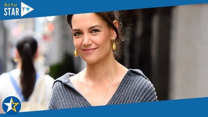 Katie Holmes : Pantalon extra large et chignon haut, l'actrice parfaitement dans la tendance