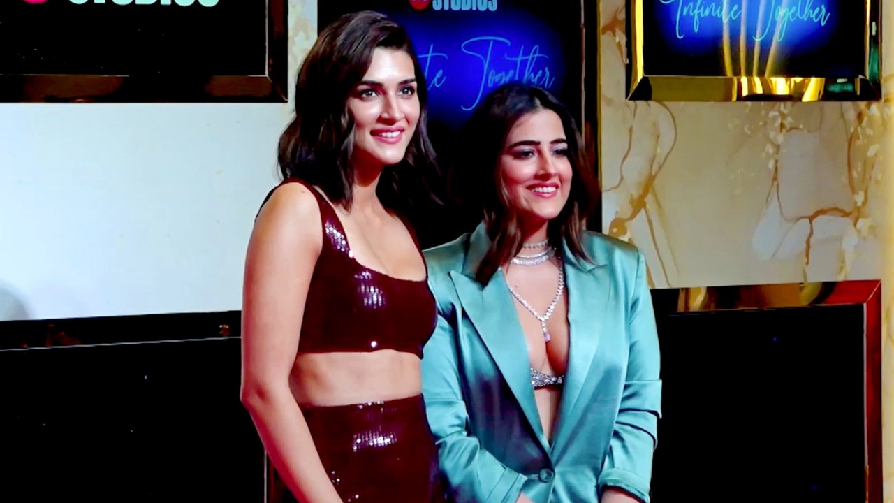 Kriti Sanon & Nupur Sanon In Hawt Outfits