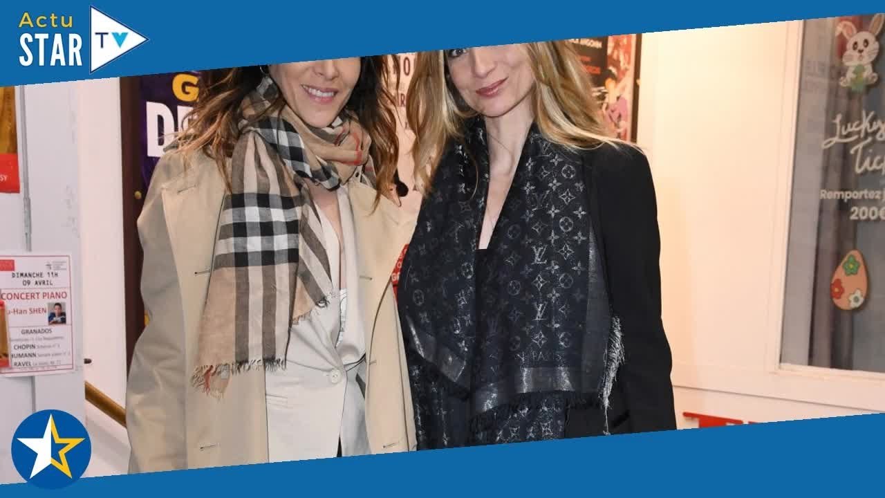 Fabienne Carat chicissime avec sa soeur Carole pour une sortie au théâtre avec Tonya Kinzinger