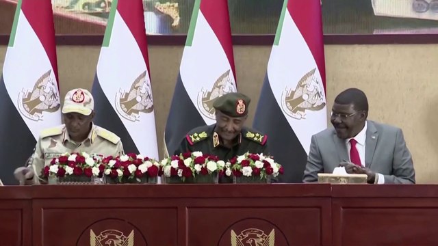 توتر يهدد بصدام مسلح بين الجيش السوداني وقوات الدعم السريع.. ما أبرز نقاط الخلاف بينهما؟ #السودان #العربية