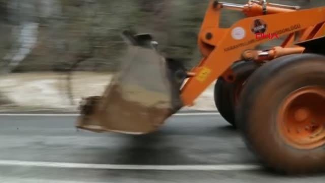 Tunceli'de Munzur Çayı taştı, Ovacık yolu ulaşıma açıldı