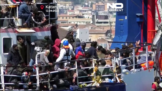 Yakıtı biten teknedeki 700 göçmen İtalya'ya ulaştı