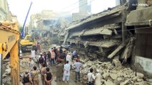 فيديو: حريق كبير في كراتشي يودي بحياة 4 رجال إطفاء