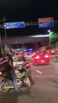 Motoristas retornam na contramão na avenida Paralela após troca de tiros