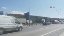 LASTİĞİ PATLADIĞI İÇİN DURAN TIR'A ÇARPAN KAMYONETİN SÜRÜCÜSÜ YARALANDI