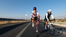 Un groupe de cyclistes se fait percuter par l'arrière par une voiture