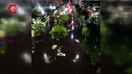 Florida’da caddeler göle döndü, bir kişi sel sularında yüzdü