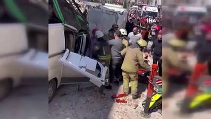 İstanbul'da bina araçların üzerine çöktü: Enkaz altındaki araçtan 1 kişi yaralı kurtarıldı