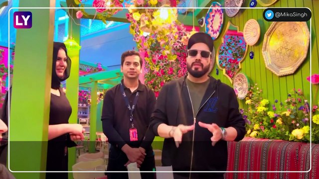 Mika Singh Uses Indian Currency At Doha Airport; Singer Salutes PM Narendra Modi