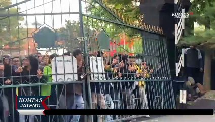 Detik-detik Demo Mahasiswa Robohkan Pagar DPRD