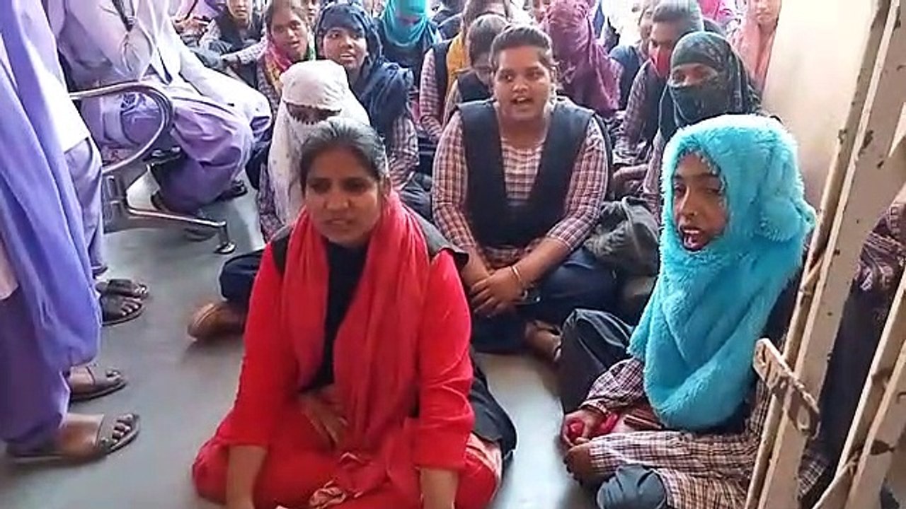 Video: विश्वविद्यालय में धरने पर बैठ गई छात्राएं, लगाए यह नारे