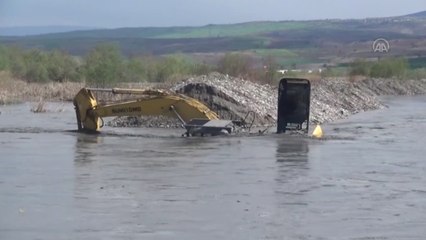 Yeşilırmak'ın debisi yükselince iş makinesi su altında kaldı