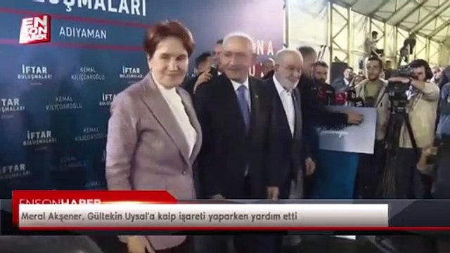 Meral Akşener, Gültekin Uysal'a kalp işareti yaparken yardım etti