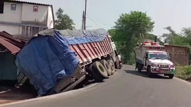 পশ্চিম মেদিনীপু: ভয়াবহ! সিমেন্ট বোঝাই বিশাল লরি নিয়ন্ত্রণ হারিয়ে ঢুকল কারখানায়