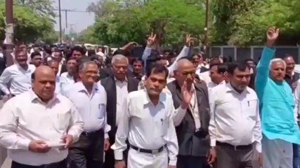 अलीगढ़: सड़क पर उतरकर अधिवक्ताओं ने किया विरोध प्रदर्शन, देखें वीडियो