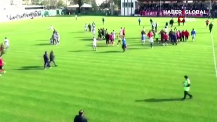 Amatör küme play-off maçının bitiş düdüğünde ortalık böyle karıştı
