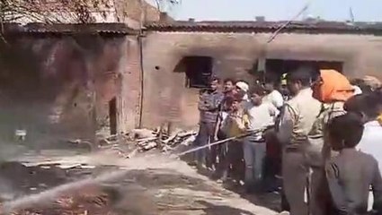 कुशीनगर: अज्ञात कारणों से लगी आग, पांच घर जल कर हुए खाक, लाखों का नुकसान