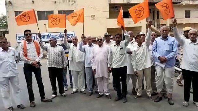 किसानों ने उठाई आवाज, पहुंचे कलक्ट्री, सौंपा ज्ञापन