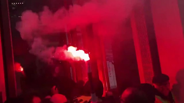 Los manifestantes entran en la sede de Louis Vuiton en París