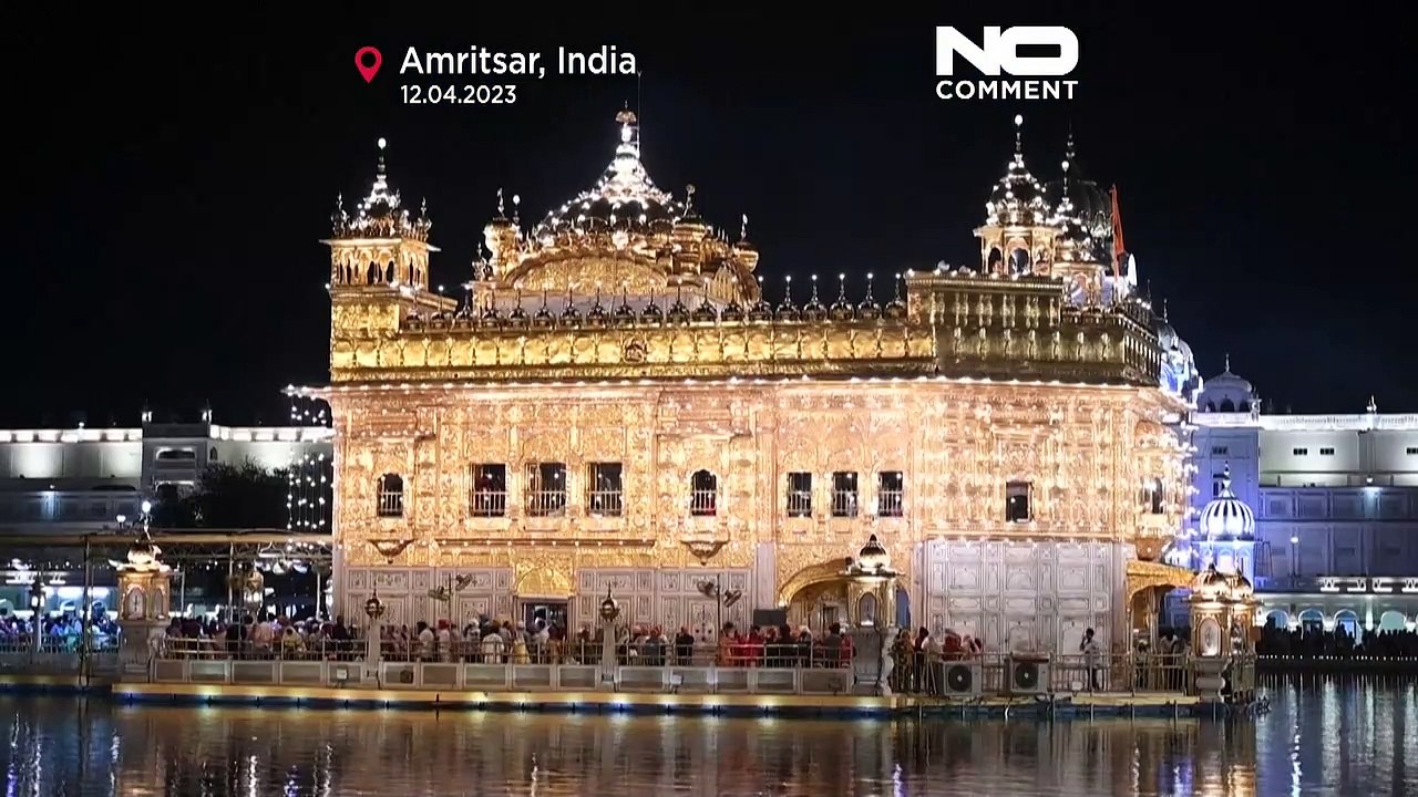 Sikhs besuchen ihren Goldenen Tempel in Amritsar