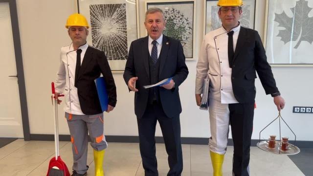 Selçuk Özdağ, Yardımcı Hizmetler Sınıfı Personelinin Sorunlarını Dile Getirdi: Görev Tanımlar Yok, Amirinin Talimatıyla Bir Anda Çaycılık,...