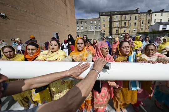 Nishaan Sahib Seva at Gurdwara Singh Sabha Glasgow