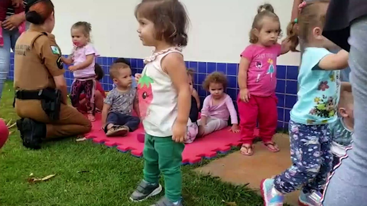 Em tempos de insegurança nas escolas, PM se apr...