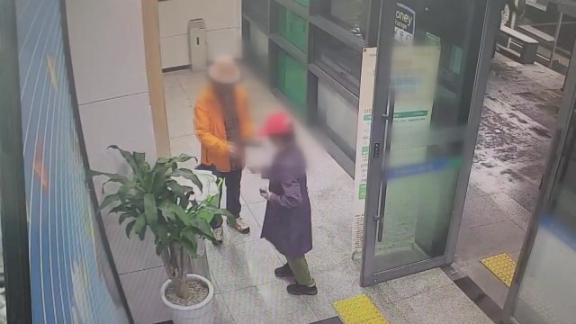 요양보호사라며 치매 노인 속여 수천만 원 가로채...60대 남성 영장 / YTN